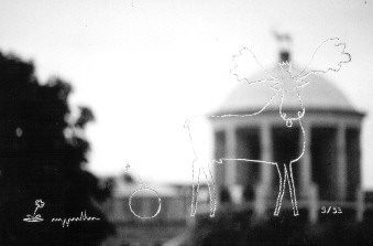 „Verhältnis 1“, Fotografie einer Zeichnung mit Heißkleber auf Landtagsgebäudeglas, 1993